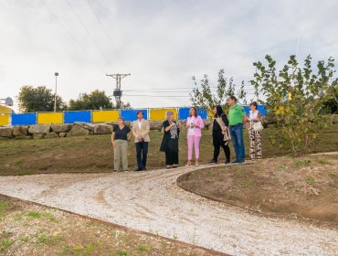 La consejera y la alcaldesa visitan la actuación, que facilita el uso de la instalación a vecinos y escolares