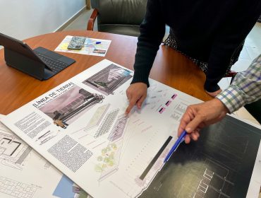 La alcaldesa y el concejal de Obras revisan los planos del futuro centro social de la Tercera Edad de Polanco