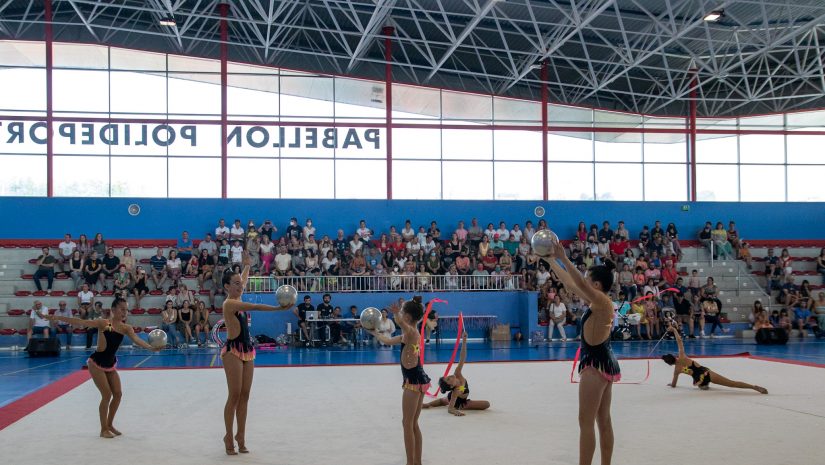 Exhibición de las EDM de gimnasia en el pabellón polideportivo de Requejada