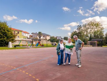 La alcaldesa de Polanco y los concejales de Obras y Cultura revisan el proyecto de mejora de la pista deportiva de Mar