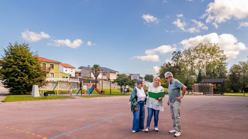 La alcaldesa de Polanco y los concejales de Obras y Cultura revisan el proyecto de mejora de la pista deportiva de Mar