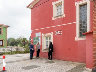 La alcaldesa junto a los concejales Isabel Herrera y Fernando Sañudo comprueban el estado del edificio de Mar que será rehabilitado