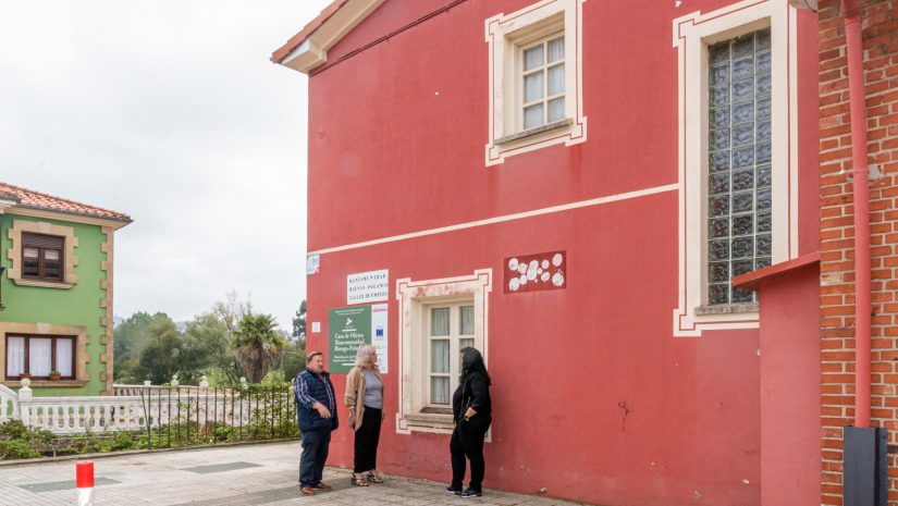 La alcaldesa junto a los concejales Isabel Herrera y Fernando Sañudo comprueban el estado del edificio de Mar que será rehabilitado