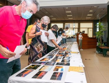 La alcaldesa y los miembros del jurado durante la revisión de las obras presentadas en la pasada edición del concurso