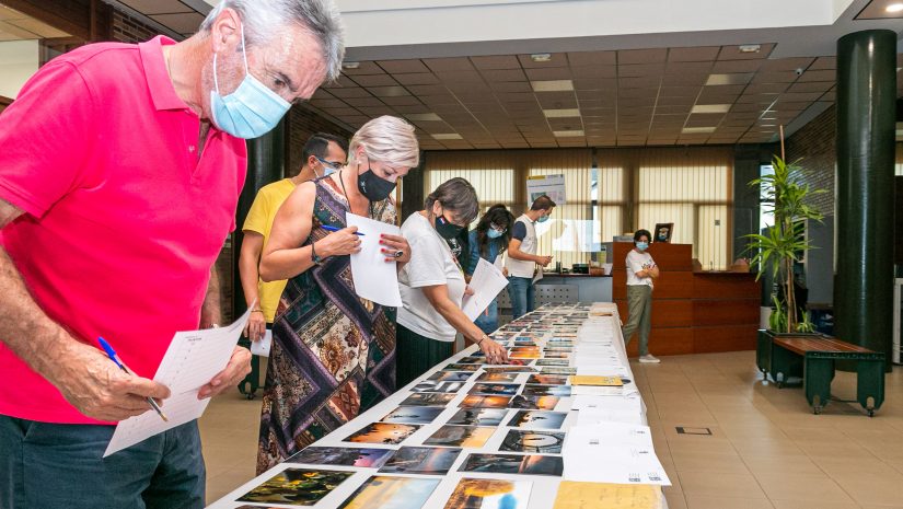 La alcaldesa y los miembros del jurado durante la revisión de las obras presentadas en la pasada edición del concurso