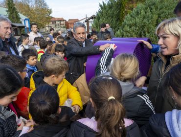 El presidente estrena el contenedor en presencia de la alcaldesa y de los escolares de los colegios Pérez Galdós y La Milagrosa