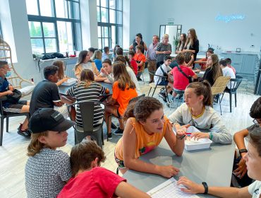 La alcaldesa junto a un grupo de estudiantes de Polanco en una actividad de la Casa Joven