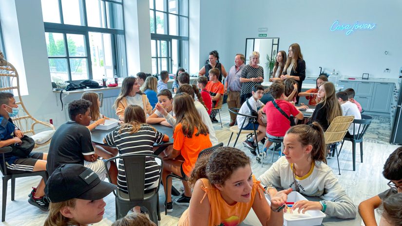 La alcaldesa junto a un grupo de estudiantes de Polanco en una actividad de la Casa Joven