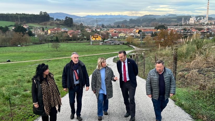 La alcaldesa y varios concejales acompañan al consejero en su visita al camino rural