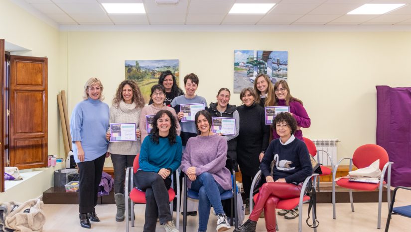 La alcaldesa de Polanco y las asistentes a esta primera etapa del proyecto de parentalidad positiva