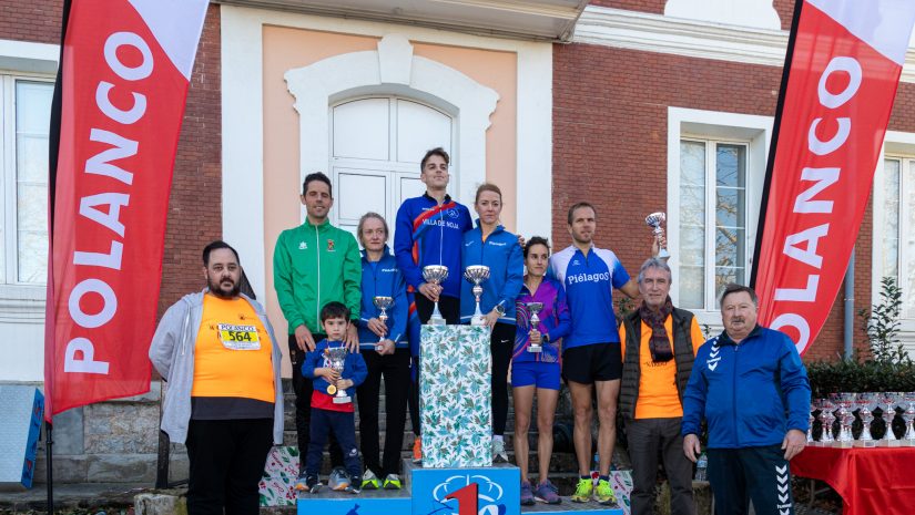 Ganadores absolutos masculino y femenino durante la entrega de premios