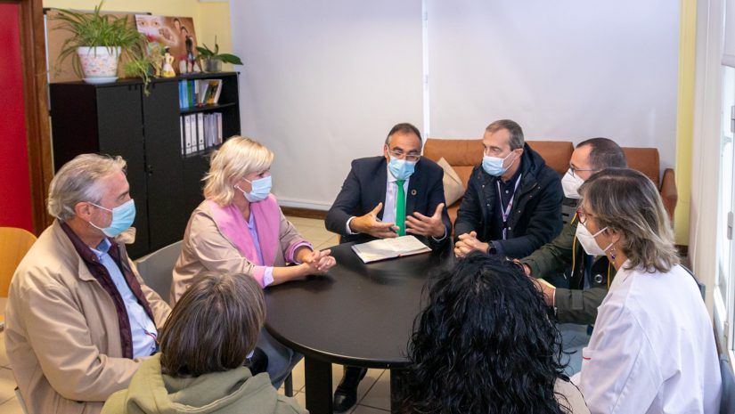 La alcaldesa, Rosa Díaz, y el consejero de Sanidad, Raúl Pesquera, en una reunión con profesionales del centro de salud donde se abalizaron las necesidades de personal