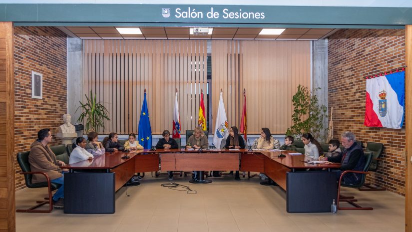 Pleno del Consejo de la Infancia y la Adolescencia, con asistencia de la alcaldesa y varios concejales