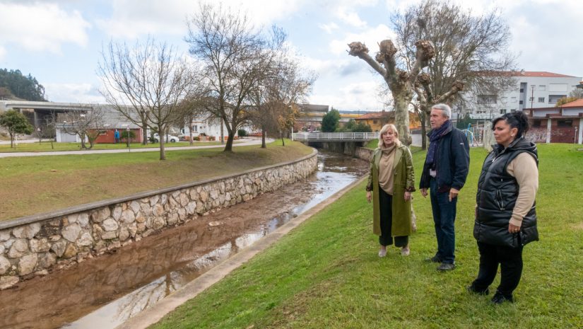 La alcaldesa y los concejales de Obras y Medio Ambiente comprueban los trabajos de limpieza en el Río Cabo