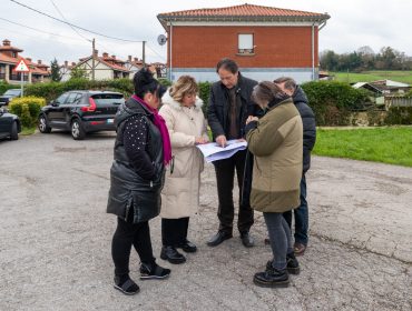 El consejero y la alcaldesa revisan los planos de la nueva rotonda del barrio El Hondal