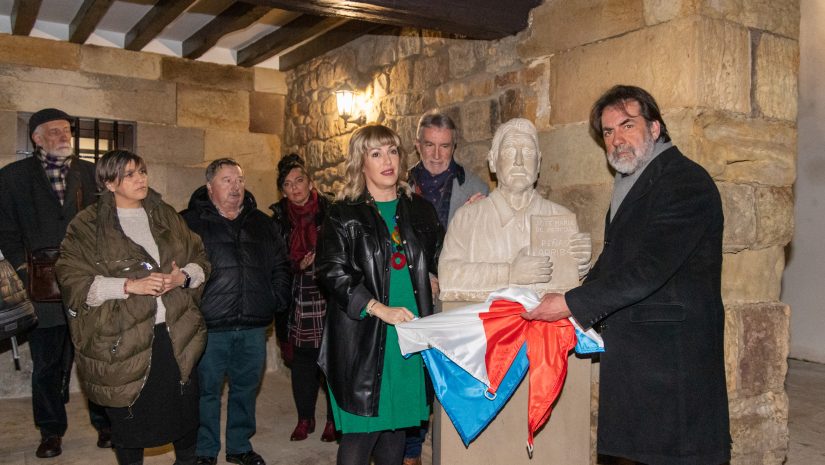 La alcaldesa descubre el busto homenaje a Anthony Clarke