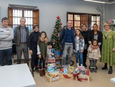 La alcaldesa, la concejal de Cultura y la responsable de la biblioteca con los ganadores de las cestas de la iniciativa “Leer tiene premio”