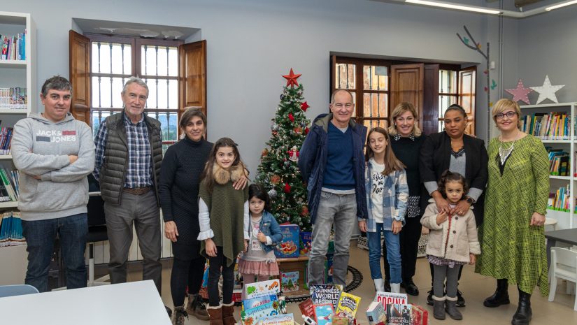 La alcaldesa, la concejal de Cultura y la responsable de la biblioteca con los ganadores de las cestas de la iniciativa “Leer tiene premio”