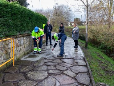 La alcaldesa, Rosa Díaz Fernández, y los concejales de Obras, Avelino Rodríguez Muriedas, y de medio Ambiente, Isabel Herrera Landeras, visitan las obras de reparación del camino peatonal junto al río Cabo que realizan operarios de Corporaciones Locales