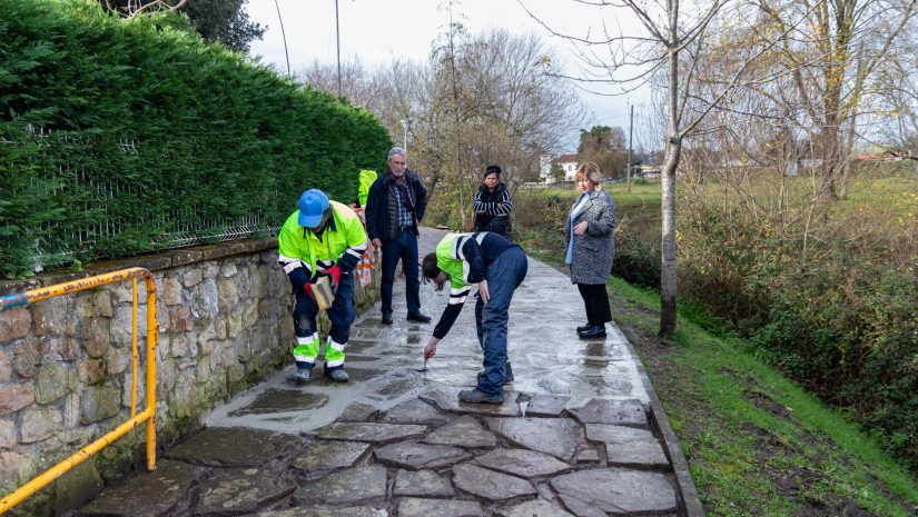 La alcaldesa, Rosa Díaz Fernández, y los concejales de Obras, Avelino Rodríguez Muriedas, y de medio Ambiente, Isabel Herrera Landeras, visitan las obras de reparación del camino peatonal junto al río Cabo que realizan operarios de Corporaciones Locales