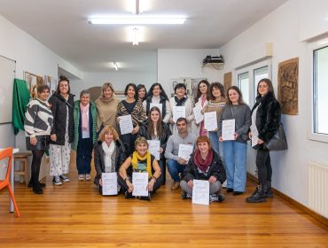 La alcaldesa y la concejal de Cultura con las alumnas durante la entrega de diplomas