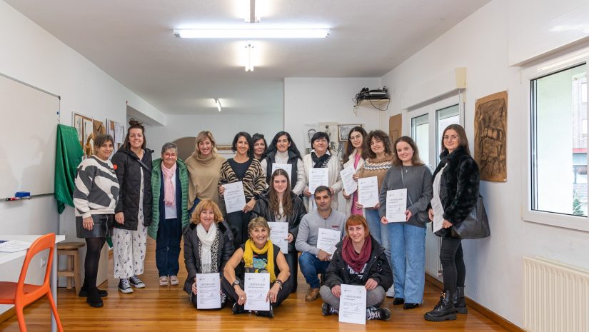 La alcaldesa y la concejal de Cultura con las alumnas durante la entrega de diplomas