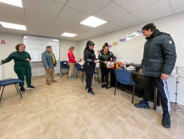 Los concejales Isabel Herrera y Fernando Sañudo, junto a la presidente de la Asociación Solidaria, Antonia Badía, entregan los juguetes del programa de Servicios Sociales