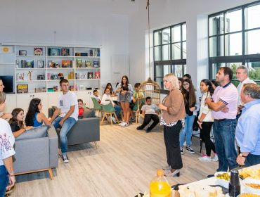 La alcaldesa, concejales y decenas de chavales en la inauguración de la Casa Joven de Polanco