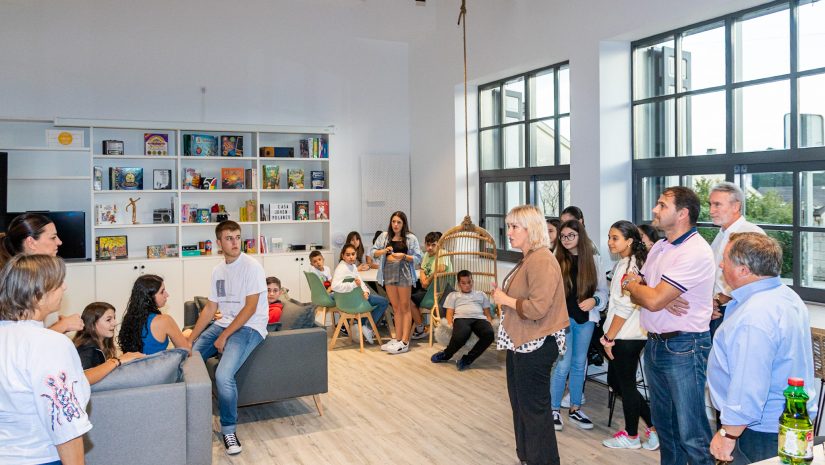 La alcaldesa, concejales y decenas de chavales en la inauguración de la Casa Joven de Polanco