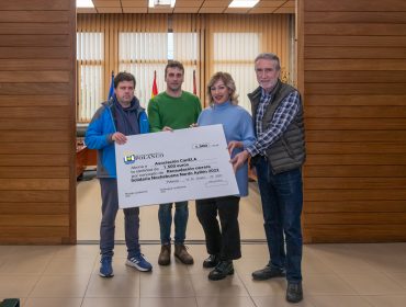 La alcaldesa de Polanco, Rosa Díaz Fernández, y el presidente de CanELA, Fernando Martín, durante la entrega de la recaudación de la carrera popular solidaria de Nochebuena