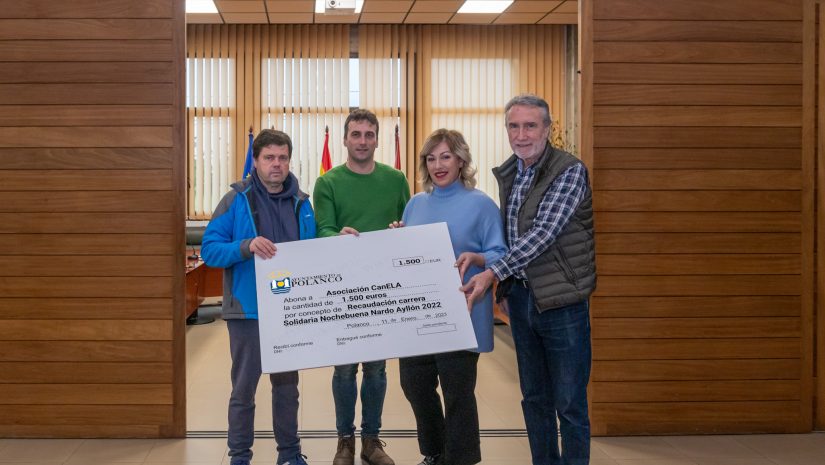 La alcaldesa de Polanco, Rosa Díaz Fernández, y el presidente de CanELA, Fernando Martín, durante la entrega de la recaudación de la carrera popular solidaria de Nochebuena