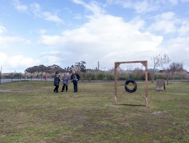 La alcaldesa, Rosa Díaz Fernández, y los concejales de Medio Ambiente, Isabel Herrera Landeras, y de Obras, Avelino Rodríguez Muriedas, visitando el parque canino de Requejada