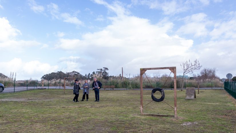 La alcaldesa, Rosa Díaz Fernández, y los concejales de Medio Ambiente, Isabel Herrera Landeras, y de Obras, Avelino Rodríguez Muriedas, visitando el parque canino de Requejada