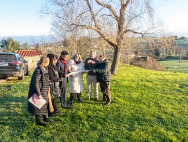 La alcaldesa de Polanco, el CEO del Grupo Pitma y concejales reciben explicaciones del proyecto por parte del director de Bosquia Nature en el lugar donde se realizará la plantación