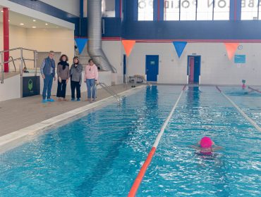 La alcaldesa y los concejales de Deportes y Cultura junto a la responsable de la empresa concesionaria del pabellón comprueban el lugar donde se instalará la silla-elevador