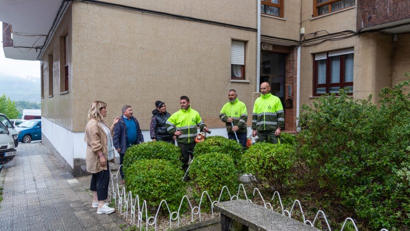 La alcaldesa y concejales visitan una de las cuadrillas del servicio de mantenimiento de jardines del municipio