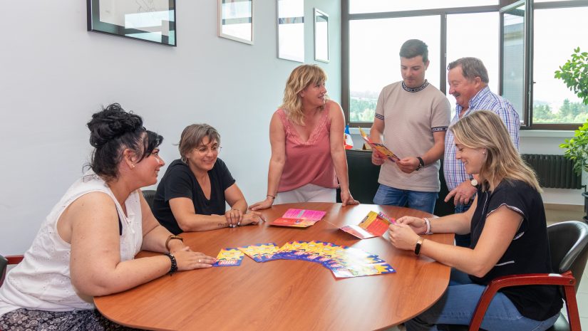 La alcaldesa, Rosa Díaz, y varios concejales presentan el folleto que recoge las actividades del programa Polanco Vive el Verano