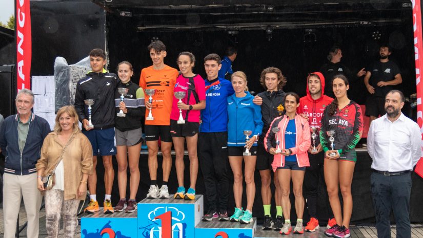 La alcaldesa y el concejal de Deportes con los ganadores de las categorías élite femenina y masculina