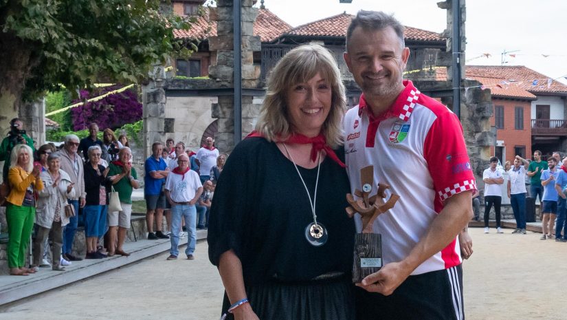 La alcaldesa entregando el premio a Óscar González