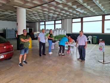 Los concejales Isabel Herrera y Fernando Sañudo durante uno de los repartos de las plantas para los huertos urbanos