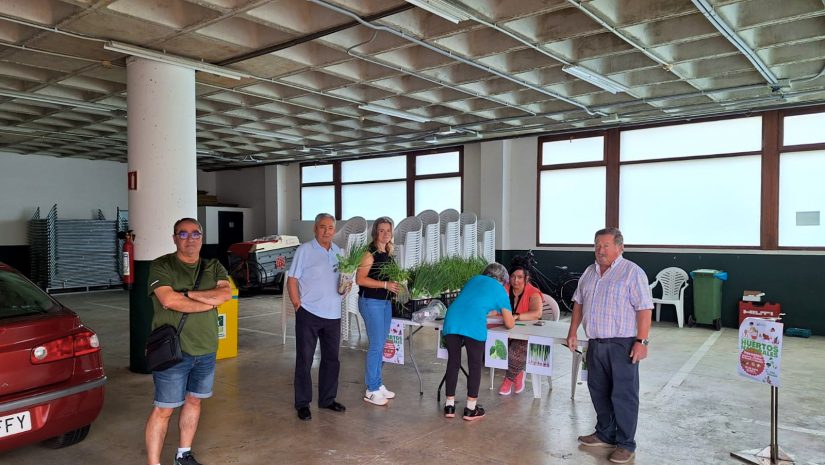 Los concejales Isabel Herrera y Fernando Sañudo durante uno de los repartos de las plantas para los huertos urbanos