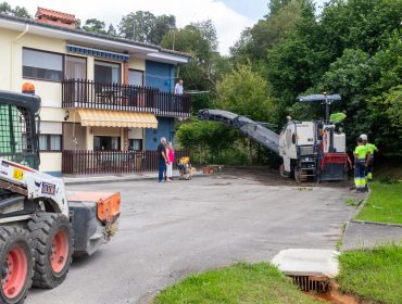 La alcaldesa, Rosa Díaz, y los concejales de Obras y Barrios, Avelino Rodríguez Muriedas y Fernando Sañudo Pérez, durante su visita a una de las zonas que se está asfaltando