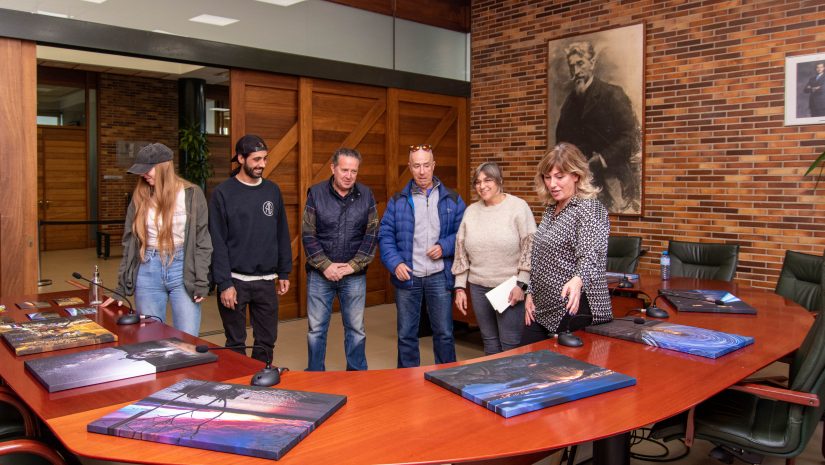 La alcaldesa, Rosa Díaz, y la concejal de Cultura, Alicia Martínez, junto a los ganadores de la pasada edición del concurso