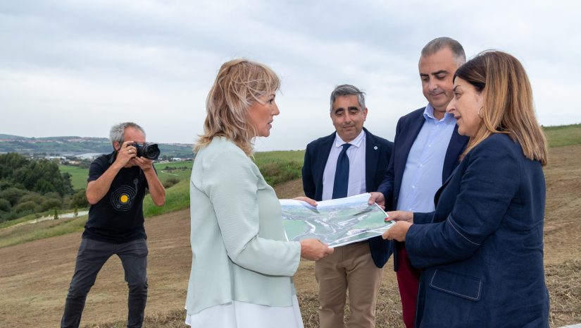 La presidenta, el consejero y la alcaldesa, entre otros, observan un plano de la actuación en el Alto de Pedroa, en Polanco