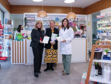 La alcaldesa de Polanco, Rosa Díaz, junto a la decana del Colegio de Farmacéuticos de Cantabria, Rita de la Plaza Zubizarreta, y la responsable de una de las farmacias del municipio muestran el pastillero gigante