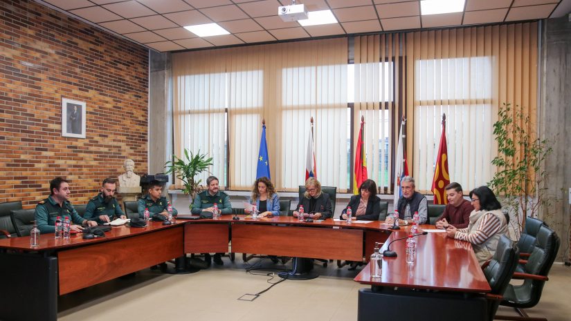 Reunión de la Comisión Local de Seguridad de Polanco celebrada bajo la presidencia de la delegada del Gobierno, Ainoa Quiñones, y la alcaldesa, Rosa Díaz Fernández
