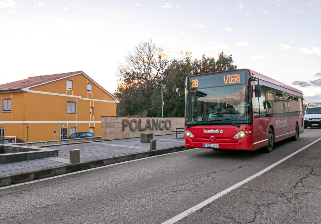 Un autobús del Torrelavega que cubre la línea entre Polanco y Torrelavega en la parada