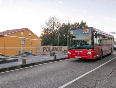 Un autobús del Torrelavega que cubre la línea entre Polanco y Torrelavega en la parada