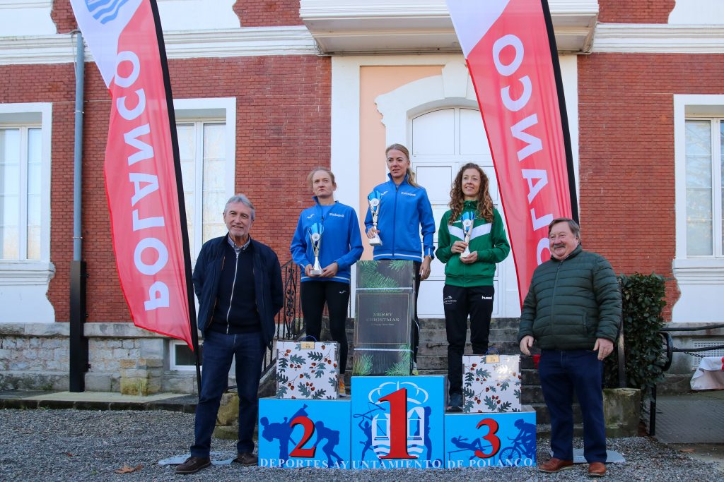 Ganadores absolutos femenino durante la entrega de premios