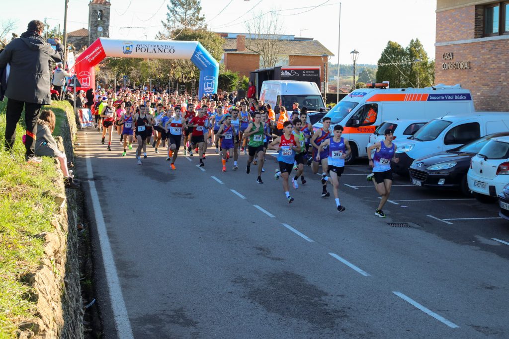 Salida de la categoría de absolutos en la quinta edición de la carrera popular de Nochebuena de Polanco